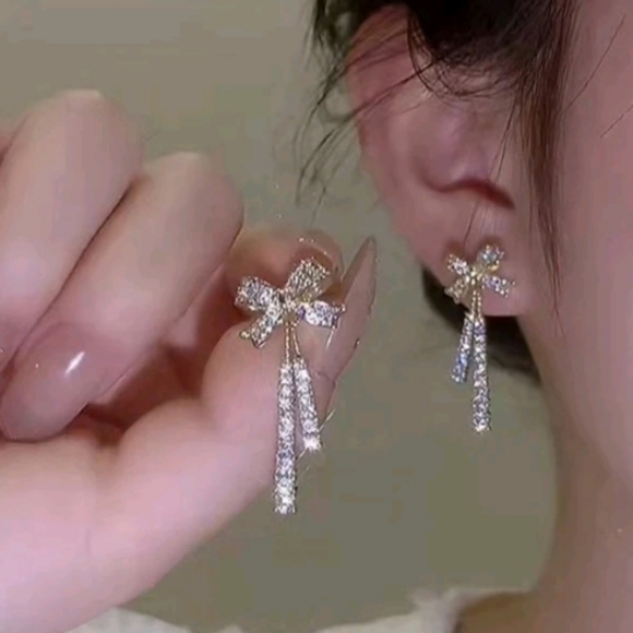 Beautiful Elegant Crystal Earrings - Picture 2 of 2